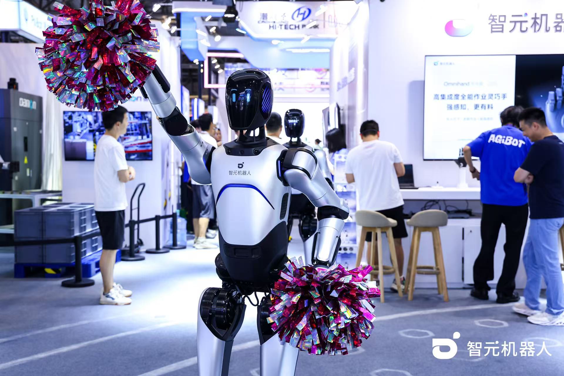 U8集团机器人 WAIC 首日展台火爆，机器人家族集体打工忙不停